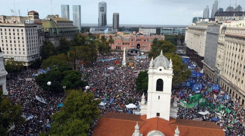 Imponente marcha a Plaza de Mayo por los 40 años del último golpe ...
