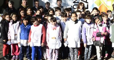 20160621 brown entrega de anteojos a alumnos de Malvinas Argentinas