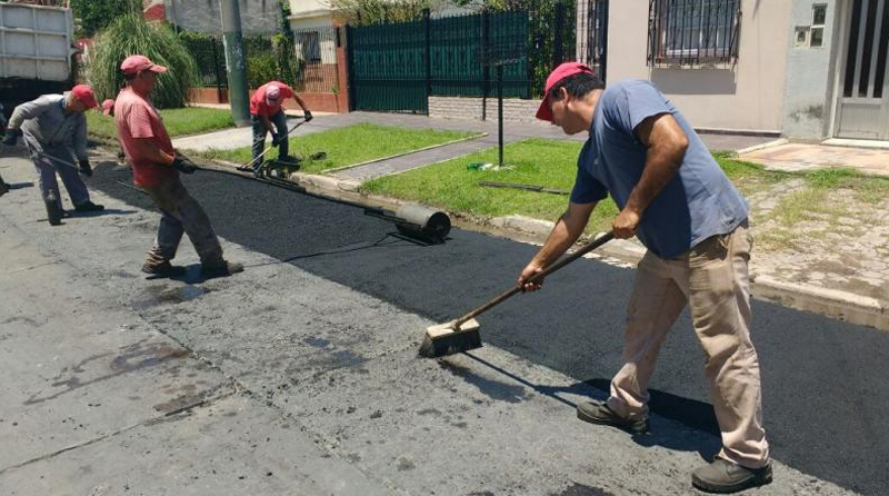 Siguen adelante las obras de bacheo en Lomas - | La Urbe