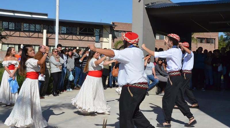 20180525 reg Folclore en la Facultad de Agrarias de Lomas por el 25 de mayo