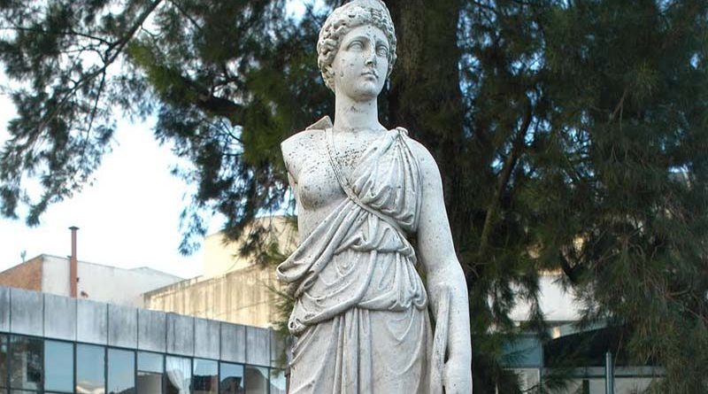 20191112 cultura 15 3 03333 monumento a Diana La Cazadora de Adrogué