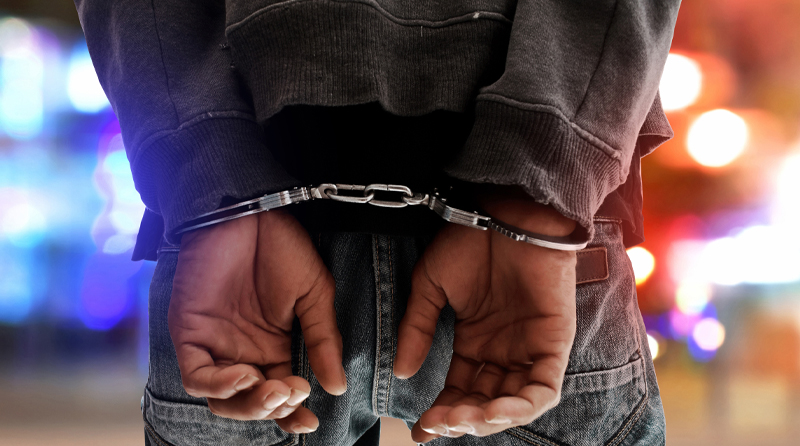 20201108 detenido preso narco esposas policiales banda narco en Ciudad Evita