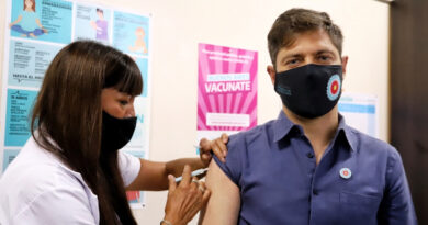 20201229 vacunacion KICILLOF Carrera Aniversario en Cañuelas