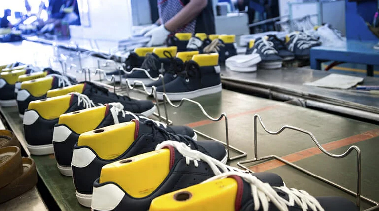 20210325 fabrica de zapatillas reabre fabrica de zapatillas