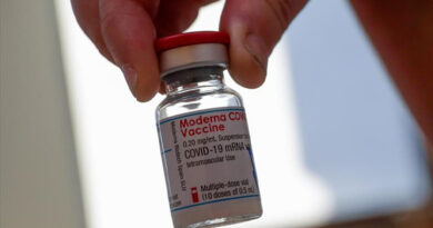 20210716 moderna Toque de queda no vacunados