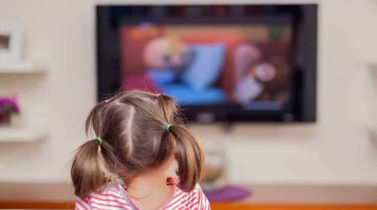 20220328 CHICOS TV 1 niño frente a una pantalla