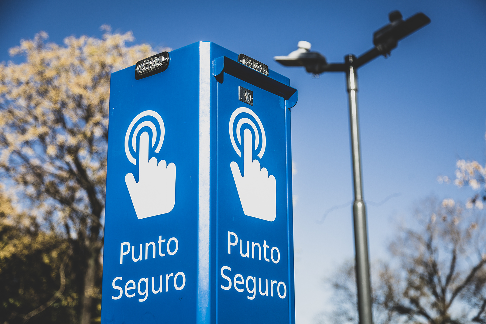 Gracias a un tótem de seguridad en Glew, asistieron a un vecino tras un accidente en moto 3 totems1 1 tótem de seguridad en Glew