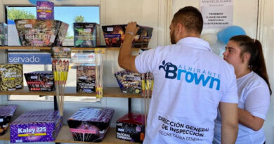 20221224 Brown pirotecnia1 5 mil anteojos entregados a alumnos en Alte Brown