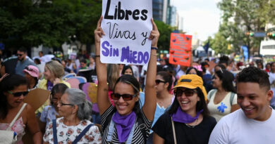 20231125 marcha contra la violencia de las mujeres papa Francisco recordó a Maradona