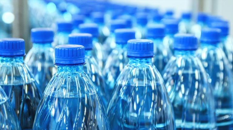 Descubren partículas de plástico en botellas de agua de 11 marcas