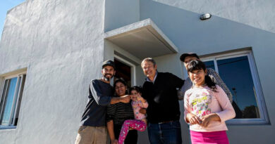 Cascallares visitó a las familias relocalizadas en las nuevas viviendas de Barrio Lindo