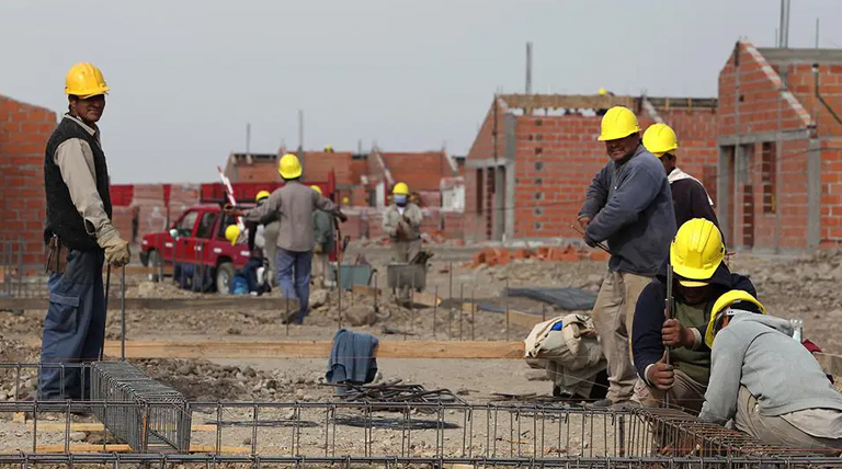 Duro golpe para el sector de la construcción: casi el 70% de los empresarios reporta una caída en la actividad 1 20241109 Trabajo empleo construccion trabajador 1 sector de la construcción