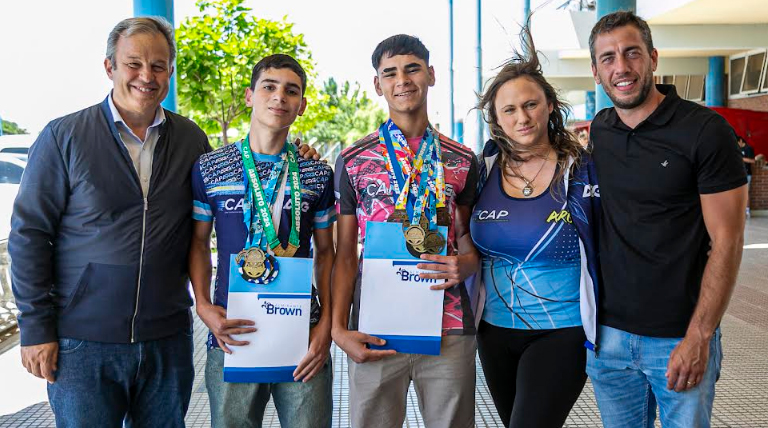 El Municipio reconoció a dos campeones nacionales de patín de Alte Brown