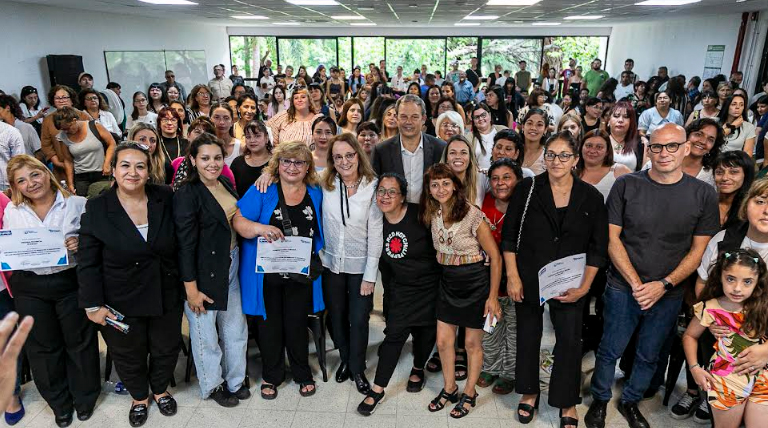 Cascallares y Alicia Kirchner entregaron certificados a egresados de una diplomatura de la UNaB