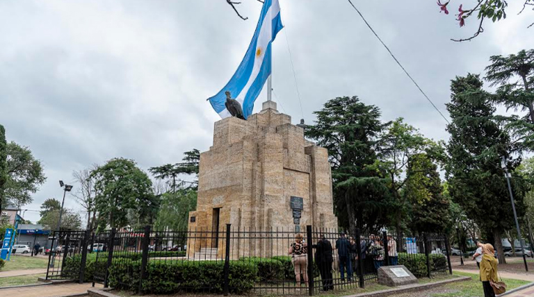 20250228 Brown Burzaco Monumento Bandera Plaza Belgrano de Burzaco