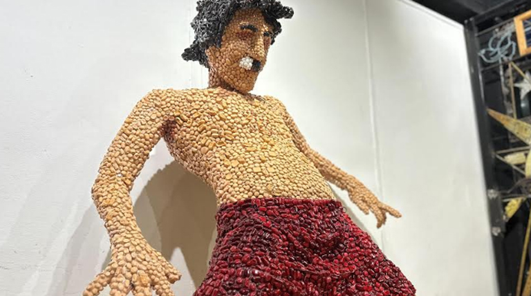 20250313 Brown escultura Charly Garcia