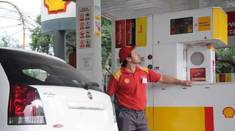 El Gobierno oficializa una nueva suba en los impuestos a los combustibles 1 20250327 Combustible surtidor nafta Shell impuestos a los combustibles