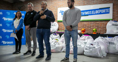 20250419 Brown ientrega material deportivo Cascallares 1