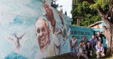 20250423 Brown Mural Papa Francisco en Rafael Calzada