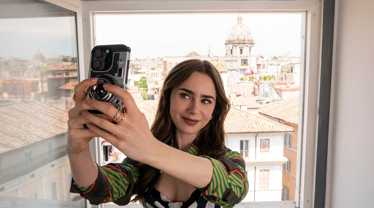 "Emily en París" se renueva: Roma se suma al glamour y un nuevo amor agita la trama en la temporada 5 1 20250510 Emily en Paris Emily en París