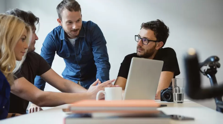 La Generación Z marca la cancha: flexibilidad, desarrollo y propósito, las claves que exigen al volver a la oficina 1 20250511 Generacion Z Generación Z