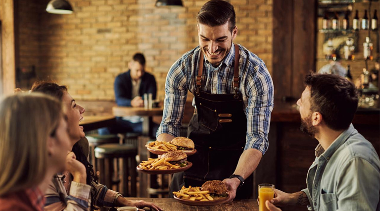 Comer afuera, un lujo recortado: El 76% de los argentinos achicó sus gastos 1 20250517 Restaurante Comer afuera
