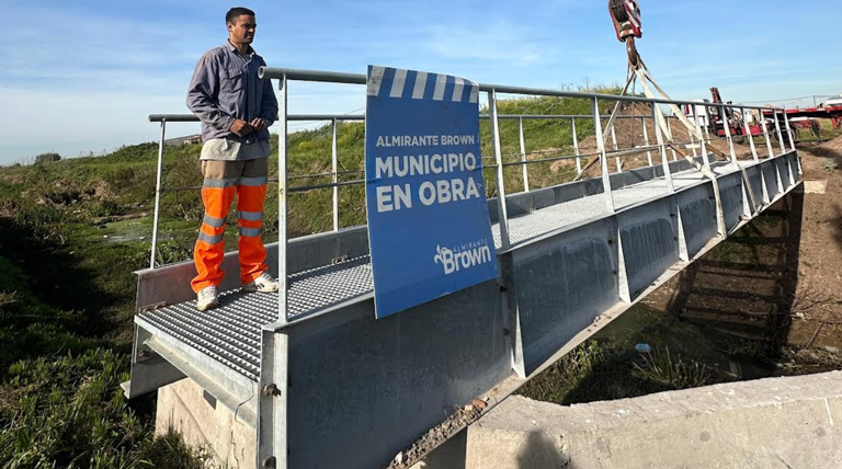 El Municipio instala un puente peatonal que conecta a dos barrios de Glew mejorando la accesibilidad 1 20250520 Brown Puente Peatonal Barrios de Glew Glew