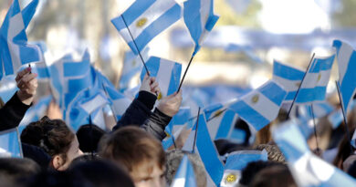 20250522 Brown Calzada Baderas Argentinas Bandera Argentina operativos policías en Almirante Brown
