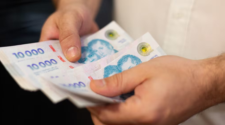 Radiografía del salario en Argentina: una caída sostenida que se profundiza con el gobierno actual 1 20250522 Salario Dinero salario