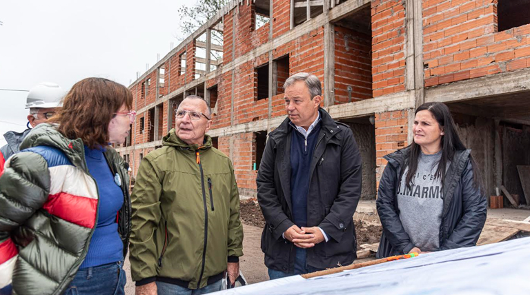 Cascallares y Batakis recorrieron las obras del nuevo complejo de viviendas en José Mármol 1 202505278 Borwn Cascallares Batakis Vivienda JosE Marmol 1 José Mármol