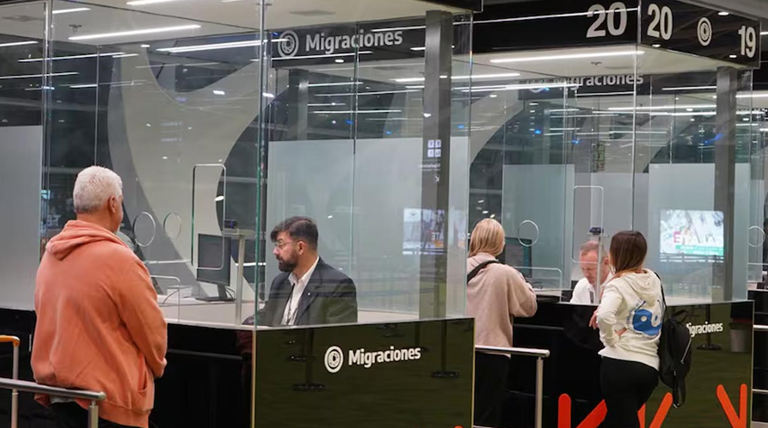 El Gobierno endurece la política migratoria y habilita el arancelamiento en salud y educación pública 1 20250530 Migraciones política migratoria