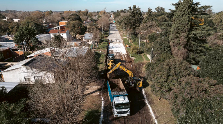 El Municipio de Alte Brown pavimenta la calle Gobernador Arias, una arteria que conecta a los barrios de Glew 1 Gobernador Arias