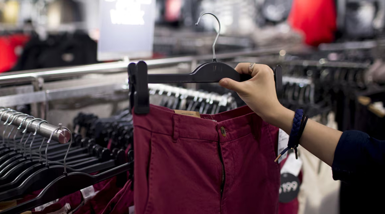 Consumo en Argentina: alimentos y ropa, los rubros más castigados por los recortes