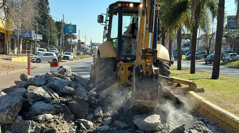 Continúan en los barrios de Alte Brown los trabajos de mejorado, consolidado y bacheo de calles 1 Alte Brown bacheo