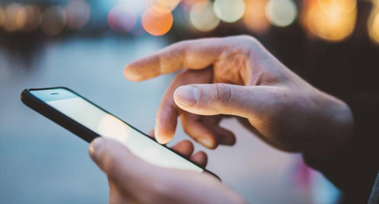 Cuidado con las multas de tránsito falsas: así opera el "smishing" para robar tus datos bancarios 1 20250623 Celular smishing