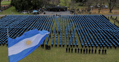 Jura a la Bandera: Más de 2.700 cadetes se suman a la Policía Bonaerense Jura a la Bandera: Más de 2.700 cadetes se suman a la Policía Bonaerense
