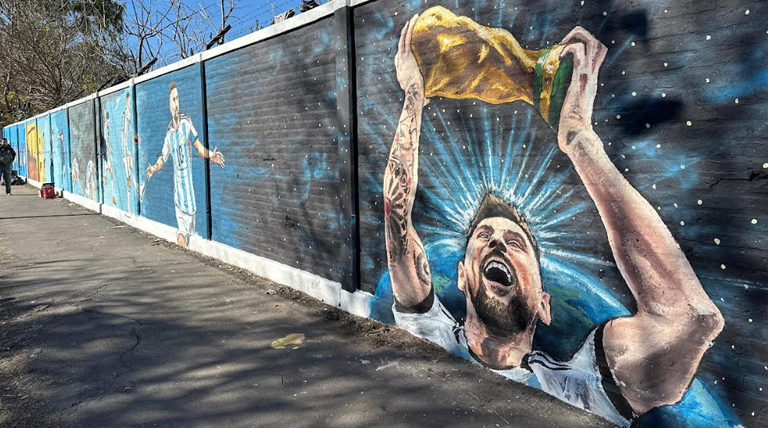 Almirante Brown homenajeó a Lionel Messi con un mural por su cumpleaños número 38 1 Messi