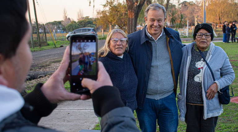 Cascallares recorrió una nueva plaza puesta en valor por el Municipio 1 Cascallares recorre plaza