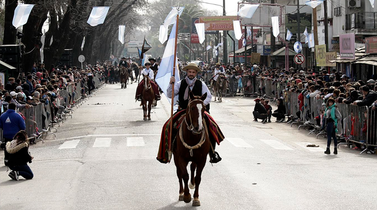 Almirante Brown celebra el Día de la Independencia con un acto oficial y un desfile patrio en Longchamps 1 Día de la Independencia