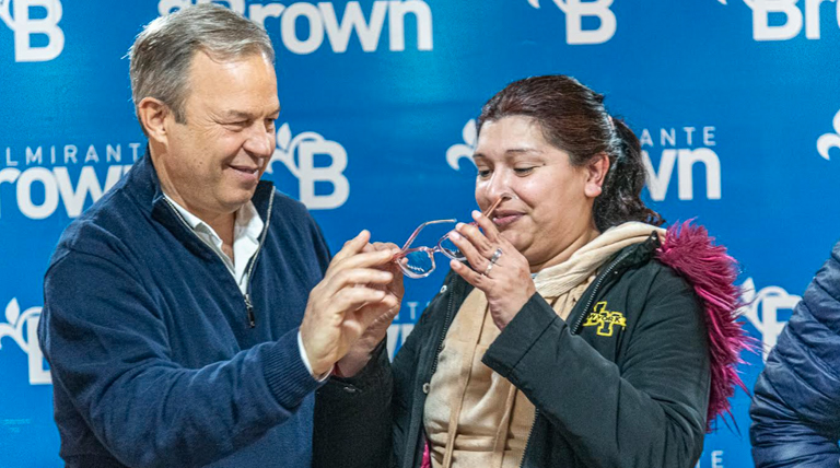 Cascallares participó de una entrega de lentes a vecinos brownianos Cascallares participó de una entrega de lentes a vecinos brownianos
