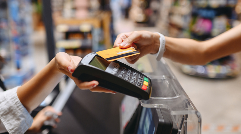 Deudas asfixiantes: Familias argentinas recurren a créditos para comprar alimentos
