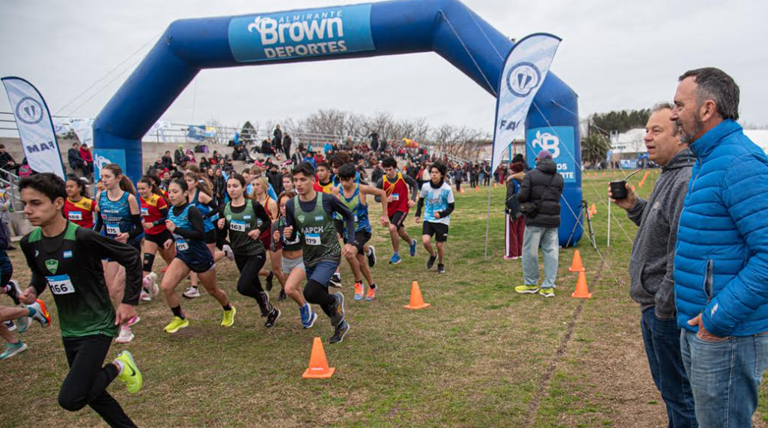 Cascallares junto a los deportistas que participaron del Campeonato Metropolitano de Cross Country en Alte Brown 1 Campeonato Metropolitano de Cross Country