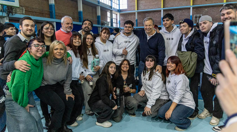Cascallares y Paula Eichel compartieron una jornada recreativa con 4 mil egresados de colegios secundarios 1 egresados de colegios secundarios