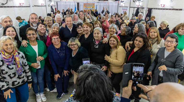 Cascallares compartió una jornada recreativa junto a un centenar de jubilados de Alte Brown 1 jubilados de Alte Brown