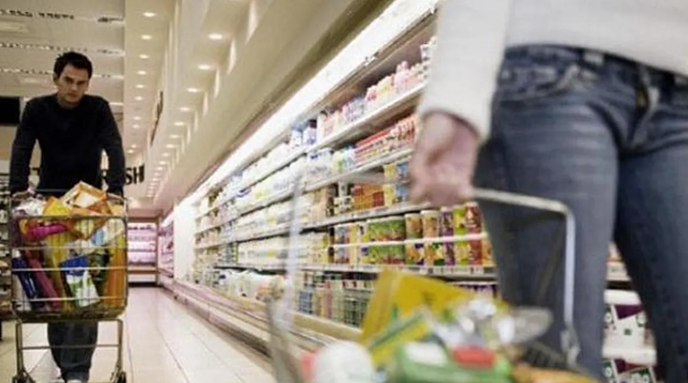 El consumo masivo en Argentina sigue 40% por debajo de 2017: Ocho de cada diez argentinos ajustaron sus gastos 1 consumo masivo