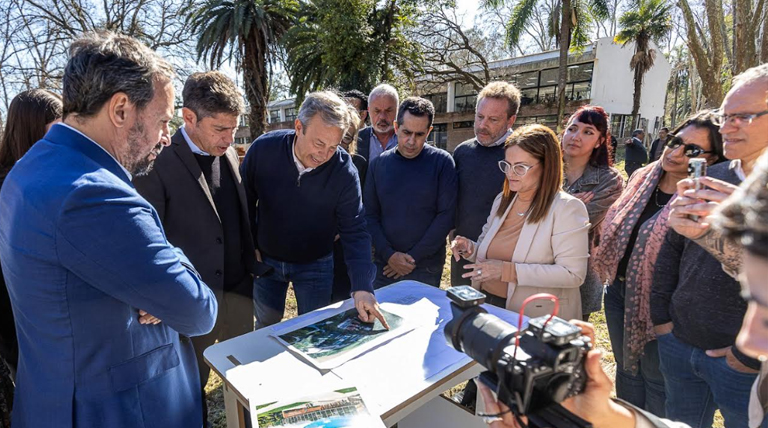 kicillof y Cascallares recorrieron el lugar donde se construirá otro edificio de aulas para la UNaB y se renovará la casona de la Quinta Rocca 1 20250830 Brown Unab Kicillof Cascallares Quinta Rocca