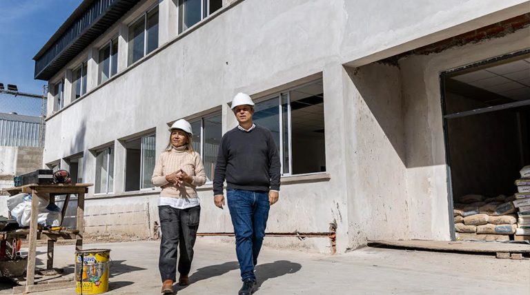 Cascallares y Paula Eichel recorrieron las obras de una nueva escuela secundaria en Longchamps 1 escuela secundaria en Longchamps