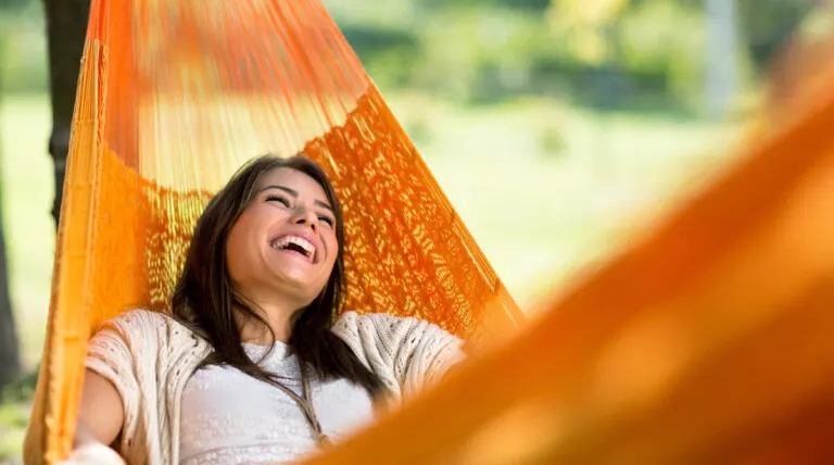 10 hábitos para ser más feliz, según un experto de Harvard 1 20250915 Felicidad