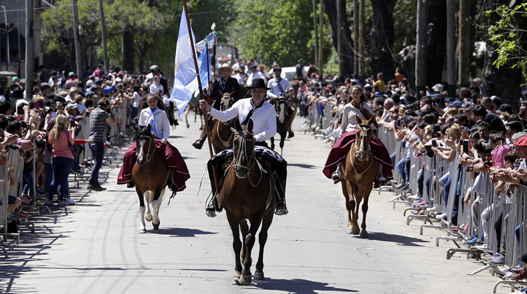 Alte Brown festeja los 160 años de Glew y llega el festival “A Cielo Abierto” A Rafael Calzada 1 20251009 Brown desfile Glew 160 años de Glew