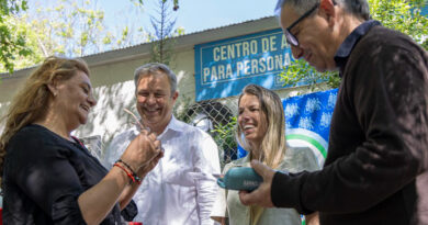 En un emotivo encuentro con vecinos, Cascallares entregó lentes a personas sin cobertura de salud 4 20251011 Brown Cascallares lentes
